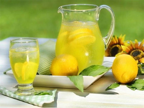 Tuy nhiên, với phương pháp thanh lọc cơ thể bằng chanh mà nhiều chị em đang chia sẻ cho nhau thì không chỉ hạn chế chất độc, chất hóa học vào cơ thể mà còn loại bỏ luôn cả tinh bột, thức ăn rắn. Họ chỉ tập trung vào việc uống nước chanh từ 6-12 cốc một ngày.