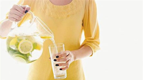 Nước cam, chanh. Pha một thìa nước chanh (hoặc nước cam) vào cốc nước ấm và uống hàng ngày. Cách này rất hữu hiệu để giảm chứng phù nề ở chân trong suốt thời kỳ mang thai.
