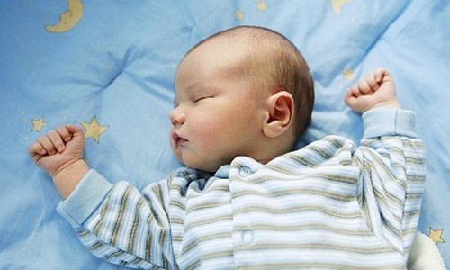 Rụng tóc vành khăn. Thiếu canxi khiến bé dễ đổ mồ hôi và rụng tóc, nhất là phìa mặt sau của đầu, nơi tiếp xúc với gối. Rụng tóc vành khăn có thể là một dấu hiệu của phản ứng thiếu hụt canxi, tuy nhiên không hoàn toàn là như vậy.