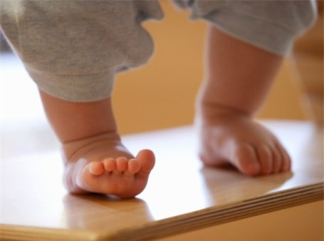 Trẻ chậm phát triển, tập đi muộn, bị biến dạng xương và khớp. Hầu hết thiếu hụt canxi ở trẻ dưới 1 tuổi đều biểu hiện ở khu vực chân. Chân cong hình chữ O, chữ X, cơ bắp lỏng lẻo, yếu mềm. Do xương mềm, các bé này cũng tập lẫy, bò, đứng, đi rất muộn.