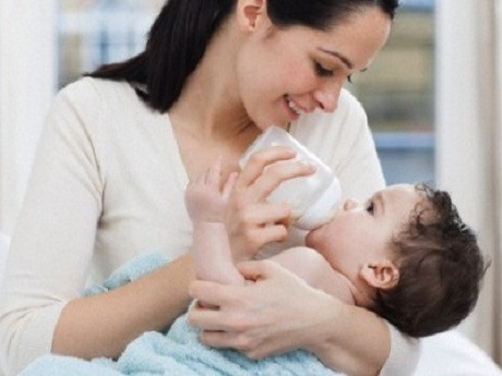 Hay nấc cụt, ọc sữa. Triệu chứng bé hay có những cơn co thắt thanh quản gây khó thở, nấc cụt, ọc sữa…cũng là những biểu hiện của chứng thiếu canxi. Những trường hợp nặng còn có thể ngưng thở và thở nhanh, bé xuất hiện các cơn tăng nhịp tim và có thể gây suy tim.