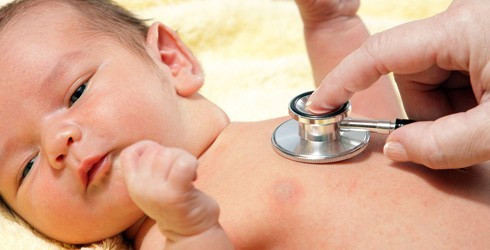 Hay viêm phổi. Cơ thể thiếu canxi sẽ dẫn đến trương lực cơ giảm. Cơ hô hấp kém hoạt động sẽ khiến trẻ dễ bị viêm phổi, viêm phế quản.