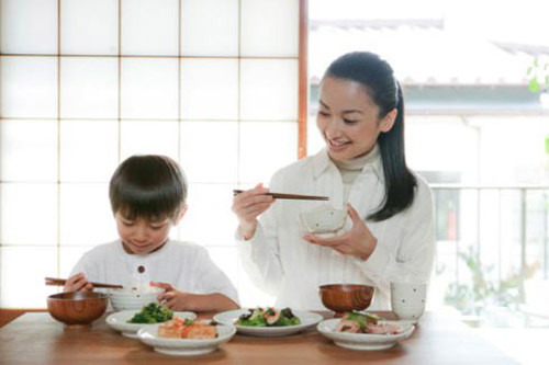 Bữa sáng ăn đồ thừa từ hôm qua. Tận dụng đồ ăn thừa từ tối hôm trước để nấu mì, phở hay cháo, rang cơm cho con ăn sáng để tiết kiệm thời gian và thực phẩm là thói quen của nhiều mẹ Việt. Tuy nhiên đây là một sai lầm lớn. Sau khi thức ăn thừa để qua đêm, rau sẽ có thể sản sinh ra nitric, ăn có hại cho sức khỏe con người. Thịt để qua đêm cũng không tốt chút nào. Mẹ hãy chịu khó dậy sớm và chuẩn bị những đồ ăn mới, lành mạnh có lợi cho sức khỏe của con.