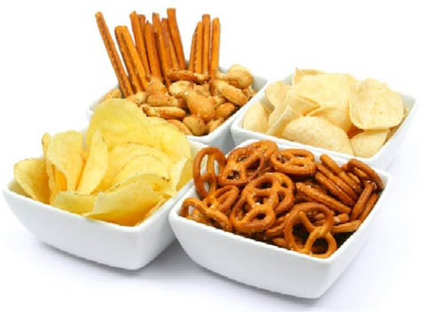 Ăn sáng bằng đồ ăn nhẹ. Nhiều mẹ cho con ăn đồ ăn khô buổi sáng trong khi thời điểm này cơ thể lại đang mất nước. Cách ăn này không có lợi cho tiêu hóa và hấp thụ. Ăn bánh quy, bánh gạo và các đồ ăn nhẹ khác có thể cung cấp năng lượng trong một thời gian ngắn nhưng ngay sau đó cơ thể trẻ sẽ lại thấy đói. Ăn sáng bằng đồ ăn nhẹ dễ dẫn đến không đủ dinh dưỡng, suy giảm thể chất, từ đó gây ra các bệnh khác.
