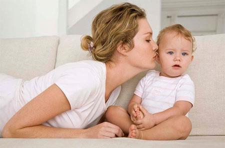 Mặc quần áo có gam màu nhẹ. Những màu tối thường thu hút côn trùng nhiều hơn. Nếu trời mát mẻ, nên cho bé mặc quần áo dài tay thay vì để bé mặc quần đùi và áo cộc.