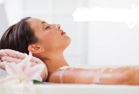 Tắm nước bưởi để giảm cân. Chuẩn bị một quả bưởi, vào mỗi tối trước khi ngủ, đổ nước đầy bồn tắm. Bạn hãy dùng máy xay sinh tố xay bưởi thành nước đổ vào bồn tắm, sau cùng là ngâm mình vào trong đó. Bưởi có tác dụng làm săn da và ức chế chất béo tích tụ, đối với vùng cánh tay, đùi, lưng đều có hiệu quả làm săn khác nhau.