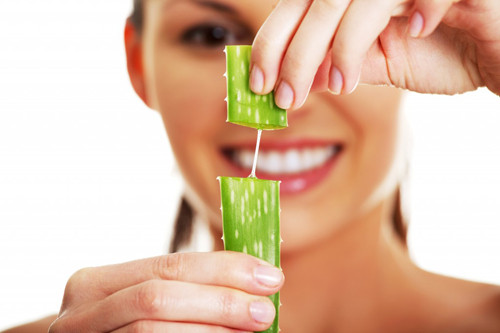 Trị đau mắt. Đôi khi nếu bạn bị đau mắt do một điều gì đó vì kích ứng thì bạn chị cần chà xát một số lô hội trên diện tích mắt bị đau và kích ứng thì các vết đỏ có thể mờ dần đi.