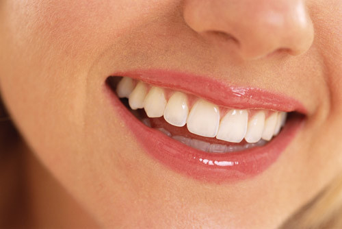 Chăm sóc răng miệng. Chúng ta có lô hội cho da, tóc và cạo lông, vậy còn nụ cười? Đừng lo vì lô hội vẫn có thể làm được. Nếu việc điều trị với nha sĩ chưa cho bạn được kết quả như ý, hãy thử hỏi ý kiến nha sĩ và sử dụng gel từ lá lô hội thay vì các loại thuốc và kem mỡ bôi nướu. Lô hội đã được ghi nhận là có khả năng chống hôi miệng, chống bệnh sâu răng, các bệnh về nướu.
