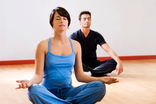 Yoga giảm stress. Tư thế yoga dễ nhất có tên gọi là Savasana, hay tư thế “xác chết”. Tư thế này chỉ cần bạn nằm ngửa ra sàn và thả lỏng cánh tay. Tạp chí Yoga Journal khuyên bạn hãy giữ tư thế này 15 phút để xả stress.