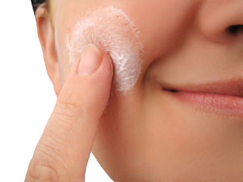 Sử dụng kem dưỡng da đúng đắn. Trước khi bôi kem dưỡng da lên mặt dùng hai tay cọ xát vào nhai 10 lần để ấm lên và áp vào mặt làm nóng da mặt, sau đó bôi lên phần mặt. Chờ cho kem dưỡng được mặt hấp thụ hoàn toàn lại cọ xát thêm 10 lần nữa rồi nhẹ nhàng ấn áp vào má để nâng cao hấp thụ, da mặt của bạn sẽ đỏ hồng mạnh khỏe.