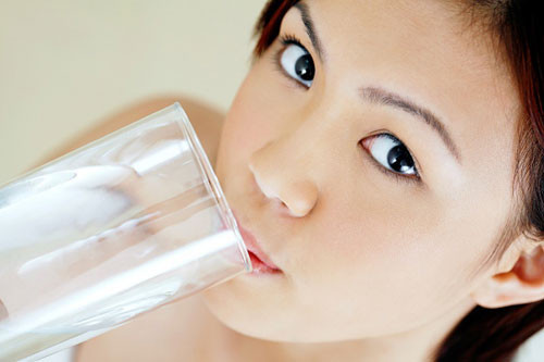 Uống một cốc nước lọc mát trước khi ngủ. Chuyên gia làm đẹp cho rằng, cốc nước này rất có ích cho da, bởi vì khi chúng ta ngủ, cốc nước quý báu này được tuần hoàn hấp thụ trong tế bào, làm cho da chúng ta ngày càng mềm mại, trơn mịn.