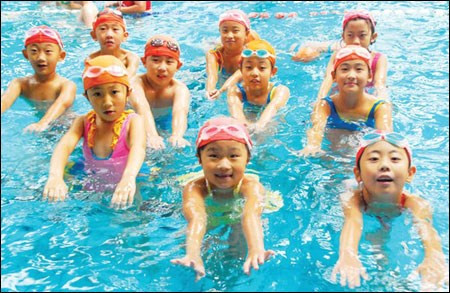 Xác lập giới hạn về nơi con của bạn có thể đến. Giám sát trẻ ở những nơi như trung tâm mua sắm, rạp chiếu phim, công viên, nhà tắm công cộng... Không bao giờ để trẻ một mình trong một xe hơi hoặc xe đẩy, thậm chí chỉ trong một phút.