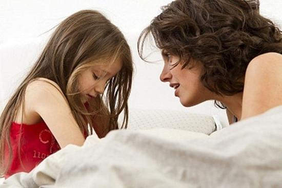 Khi nói chuyện với trẻ, cần nhẹ nhàng và làm sao để trẻ coi cha mẹ như những người bạn lớn tuổi, từ đó dễ nghe lời hơn. Việc dạy trẻ nên bắt đầu sớm, thường xuyên. Khi trẻ có thể nhận thức được sự việc là có thể từng bước dạy trẻ những điều căn bản, như vạch ra những giới hạn khi trẻ tiếp xúc với mọi người xung quanh hay cùng con chơi những trò có tình huống lạc đường, bị người lạ rủ đi chơi, khi ở nhà một mình mà có sự cố xảy ra…