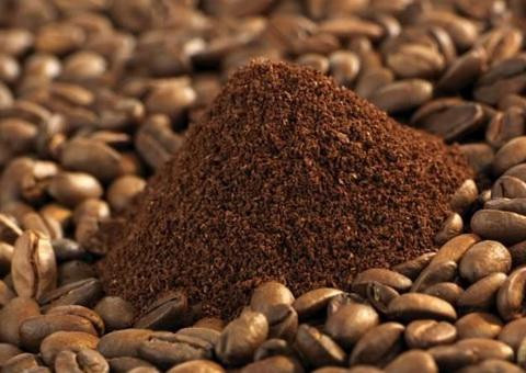 Cà phê. Chất chống oxy hóa có trong cà phê có tác dụng làm se da, giúp da mịn màng, tươi trẻ. Chất exfoliation và các enzyme trong cà phê có tác dụng làm săn bề mặt của da, bảo vệ da trước những tác động của khói bụi và thời gian. Hơn nữa, cà phê xay cũng là nguyên liệu của nhiều loại sữa rửa mặt và mặt nạ dưỡng thể tại các thẩm mỹ viện.