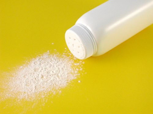 Dùng phấn rôm. Nếu bạn bị bết dính vì lý do da đầu dầu hay nhiều mồ hôi ở da đầu, hãy lấy một chút phấn rôm trẻ em rắc đều. Khi đó, phấn rôm sẽ thấm đi phần mồ hôi và dầu. Tuy nhiên, mẹo này nên hạn chế vì sau đó bạn phải gội lại.