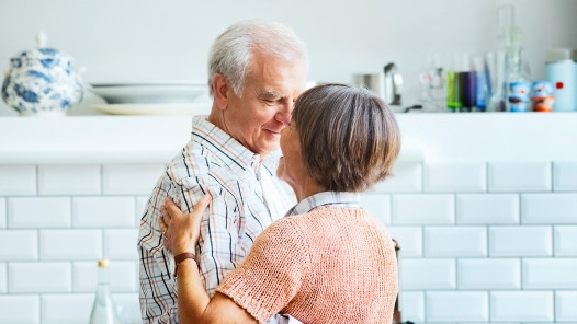 Tập thể dục, khiêu vũ. Tập thể dục được chứng nhận là một trong những cách tốt nhất để giảm huyết áp cũng như tăng cường sức khỏe tổng quát. Đầu tiên, thể dục giúp ổn định trọng lượng và đẩy lùi căng thẳng, hai nguyên do chính gây nên bệnh huyết áp cao. Sau đó, thể dục còn có thể cải thiện sức khỏe của trái tim, giúp tim hoạt động bơm máu nhịp nhàng hơn, và giảm áp lực lên các động mạch.