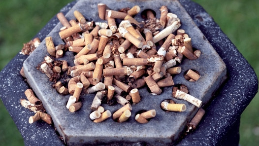Không hút thuốc. Những người hút thuốc lá có nguy cơ cao bị tăng huyết áp. Mặc dù hút thuốc lá không phải là nguyên nhân gây tăng huyết áp mạn tính song bỏ quốc lá có thể giúp bạn giảm huyết áp đôi chút.