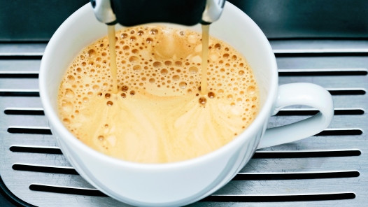 Hạn chế caffeine. Coffee mang lại một số lợi ích về sức khỏe, song không có tác dụng giảm huyết áp. Caffeine có thể làm tăng huyết áp trong thời gian ngắn, ngay cả ở những người không bị cao huyết áp. Nếu bạn bị cao huyết áp nên hạn chế lượng caffeine ở mức vừa phải khoảng 2 tách/ngày.
