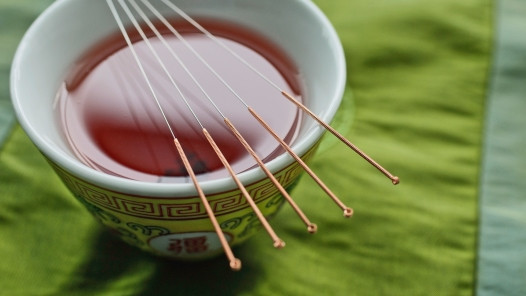 Liệu pháp châm cứu kết hợp với xung điện có thể giúp hạ huyết áp trong trường hợp huyết áp tăng cao. Các nhà khoa học thuộc Đại học California đã châm cứu vào một số huyệt ở 2 chi trước của chuột bị huyết áp cao, sau đó cho các xung điện có tần số thấp chạy qua kim thì thấy rằng huyết áp giảm tới 40-50%.