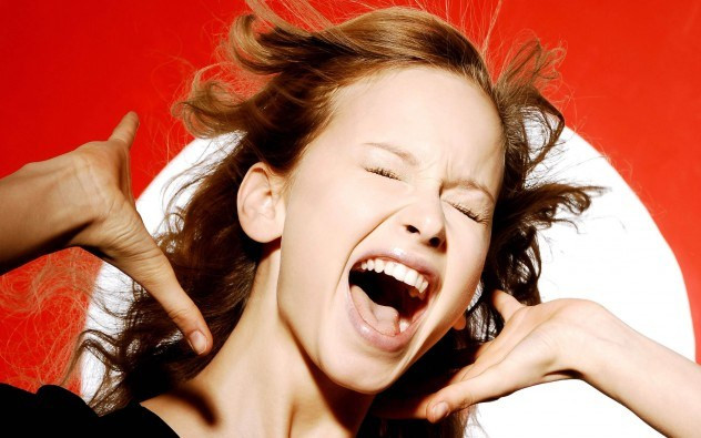 Vào ngày 30/5/2004, Amanda Monti và bạn trai Greoffrey Jones đã nổ ra một cuộc tranh luận nảy lửa tại một bữa tiệc. Cô gái trẻ kéo tụt quần đùi và thản nhiên thò tay vào quần bạn trai xé toạc “của quý”. Do sự việc xảy ra quá nhanh nên Jones không kịp phản ứng. Anh vừa ôm chỗ ấy vừa ngã gục xuống bàn đau đớn. Trong khi đó, Monti đang cố nuốt “cái ấy” để phi tang nhưng không chịu nổi mùi tanh nồng nên cô đã nhổ nó ra ngoài. Jones ngay lập tức được đưa tới bệnh viện, tuy nhiên ca phẫu thuật ghép lại tinh hoàn cho anh đã thất bại.