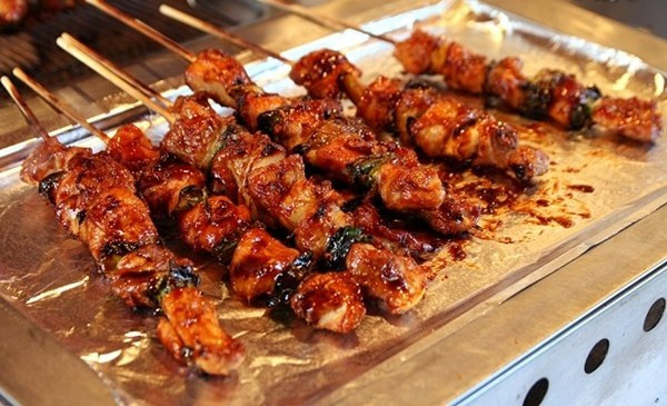 Thưởng thức ẩm thực địa phương ngay cả khi bạn không thích nó. Như những du khách khác, khi trong giai đoạn trở thành đầu bếp thực thụ, bạn nên tìm kiếm và hưởng thụ những món ẩm thực ở nhiều thành phố mới, bạn nên tìm kiếm những bí quyết từ những người dân địa phương.