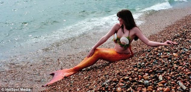Kelly trên bãi biển Brighton, cô cho rằng bơi lội đã giúp cô lấy lại sức mạnh của mình sau khi căn bệnh quái ác tấn công.