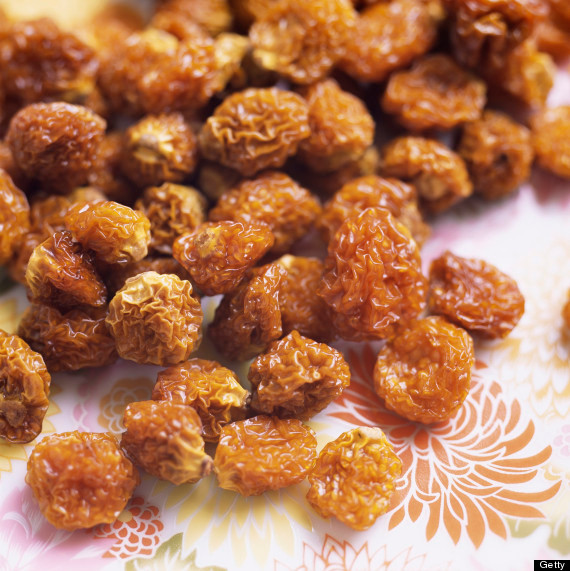 Golden Berries là một loại quả mọng màu vàng cam có xuất xứ ở Nam Phi, đây được xem là siêu thực phẩm cung cấp năng lượng và thăng bằng trọng lượng. Golden Berries giàu vitamin B, protein và chất xơ có tác dụng điều chỉnh sự trao đồi chất, giữ cơ thể nhiều năng lượng. Ngoài ra loại quả này cũng giàu chất chống oxy hóa và chống viêm.