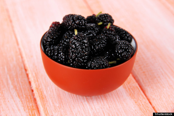 Quả dâu đen. Quả dâu đen giàu polyphenolgiúp ngăn ngừa bệnh tim mạch thậm chí cả bệnh ung thư. Hàm lượng chất xơ trong loại quả này cao hơn các loại quả khác, hàm lượng chất xơ chứa trong 1 cốc nước dâu đen là khoảng 7g. Ngoài ra nó còn giàu vitamin C, vi lượng sắt, canxi và vitamin A.