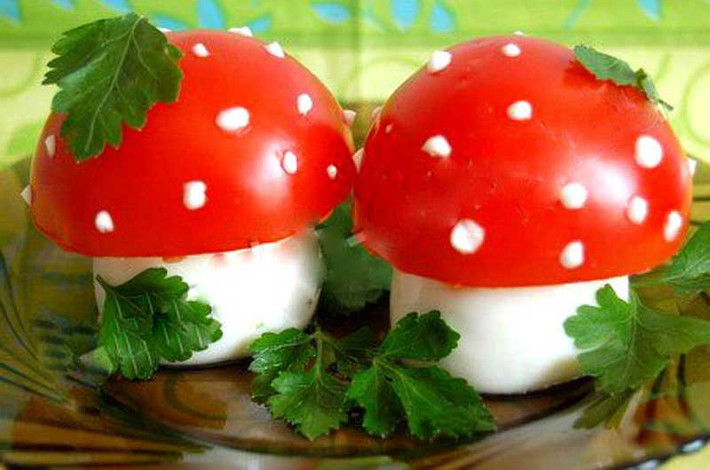 Chất độc từ nấm. Trên thực tế, có rất nhiều loại nấm: có loại nấm lành và có loại độc, ai không may ăn phải nấm độc sẽ phải học bài học cuối cùng. Nấm độc thường có ở rừng bắt đầu vào mùa mưa hoặc nấm dại mọc ở ven đường. Bạn chỉ nên mua và ăn những loại nấm mà bạn biết chắc chắn là ăn được. Không bao giờ bạn mua hay ăn nấm lạ để đảm bảo an toàn cho mình và gia đình.