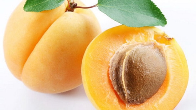 Các loại hạt. Hạt táo, lê, mơ và đào có chứa chất gọi là amygdalin. Chất này có thể chuyển thành chất cyanide trong dạ dày gây khó chịu, gây bệnh và đôi khi có thể gây tử vong. Cơ quan Tiêu chuẩn thực phẩm vương quốc Anh khuyến cáo người dân không ăn nhiều hơn hai hạt mơ mỗi ngày. Với trẻ em, chỉ nuốt một vài hạt có thể gây bệnh và trong một vài trường hợp có thể gây tử vong.
