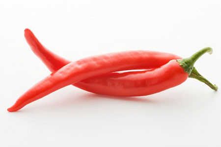 Ớt cũng có độc. Quả ớt chứa trong lớp vỏ của nó chất capsaicin, là một chất gây cảm giác cay và nóng khiến cho bạn có cảm giác ngon khi ăn. Tuy nhiên, nếu ăn quá nhiều, cơ thể bạn sẽ không chịu nổi, tê liệt vị giác và có thể nguy hiểm đến tính mạng nữa. Vì vậy bạn không nên ăn nhiều ớt.
