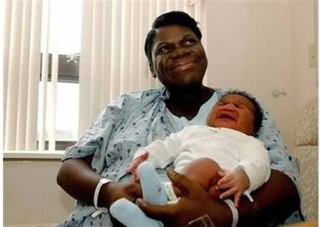 Cô Marie Michel, 36 tuổi, đã hạ sinh bé bự vào ngày 12/9/2006 tại bệnh William W. Backus Hospital, bang Connecticut (Mỹ). Các quan chức bệnh viện Backus cho hay, bé sơ sinh Stephon Hendrix Louis Jean đã phá kỷ lục trong 18 năm qua của bệnh viện này khi nặng tới 14 pound (gần 6,3 kg) và dài gần 23 inch (khoảng 58 cm).
