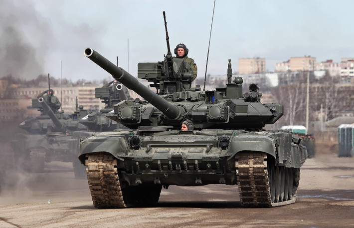 Cấu hình thấp của T-90 bên cạnh ưu điểm, cũng tỏ rõ sự bất lợi; một tháp pháo dẹt không cho phép pháo chính dịch chuyển được quá nhiều; khi bắn ở các mục tiêu có góc tà âm hoặc dương (nhất là khi chiến đấu trong thành phố hoặc địa hình đồi núi) sẽ bộc lộ sự bất lợi; xạ giới tầm pháo T-90 chỉ dịch chuyển chỉ từ −5 đến +15 độ; trong khi ở các loại xe tăng phương Tây, xạ giới tầm pháo từ −10 đến +20 độ.