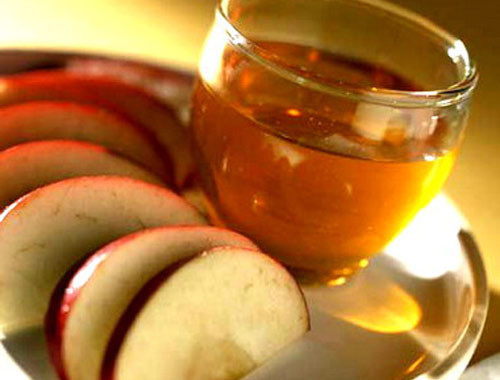 Giấm táo và mật mía. Uống 1 thìa mật mía và 1 thìa giấm táo hâm nóng sau bữa ăn, duy trì hàng ngày như một thói quen sẽ giúp bạn phòng ngừa tình trạng bạc tóc sớm.