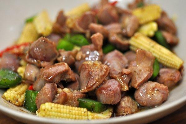 Lòng gà xào: lòng gà 2 bộ, rượu gạo 1 thìa canh, hạt tiêu mắm muối vừa đủ. Lòng gà làm sạch thái miếng vừa, ướp hạt tiêu, rượu, mắm muối khoảng 20 phút, đem xào chín. Ăn ngày 1 lần lúc còn nóng, cần ăn liền 5 ngày.