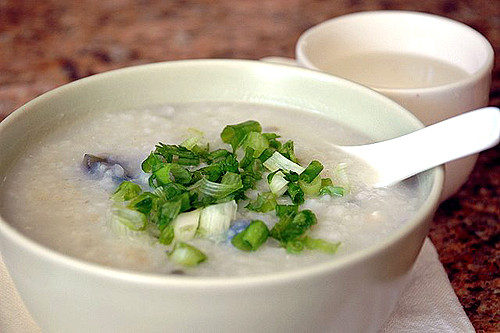 Cháo hành: hành tươi 5 củ, gạo 100g, mắm muối vừa đủ. Gạo xay thành bột, quấy thành cháo loãng. Hành rửa sạch lấy củ, lá cắt nhỏ cho vào cháo thêm mắm muối quấy đều, cháo sôi lại là được. Ăn ngày 2 lần, cần ăn liền 3 - 5 ngày.