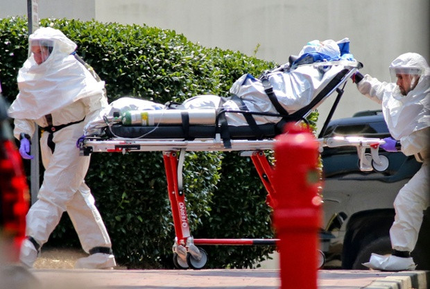 Các y tá, nhân viên y tế đang vận chuyển các nạn nhân nhiễm virus Ebola đến vùng cách ly tại Liberia.