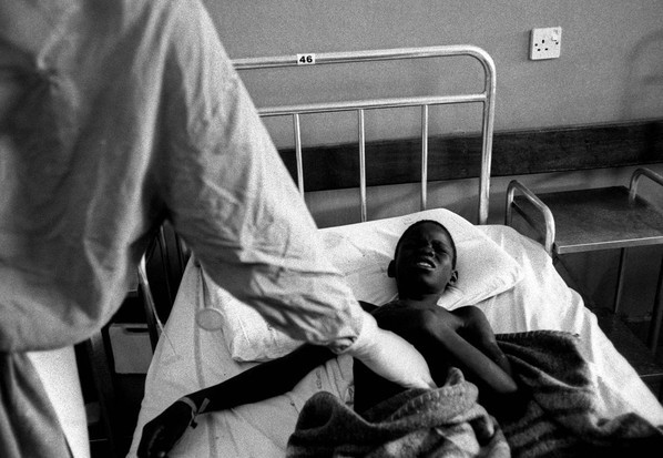 Một bé trai đau đớn chịu đựng vi rút Ebola ăn mòn cơ thể và giết dần sự sống.
