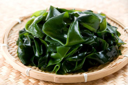 Tảo bẹ. Tảo bẹ giàu vitamin và khoáng chất giúp điều chỉnh hoạt động tuyến giáp. Nếu bạn bị bệnh về tuyến giáp, hãy hỏi ý kiến bác sĩ chuyên khoa để có giải pháp chữa trị an toàn nhất.