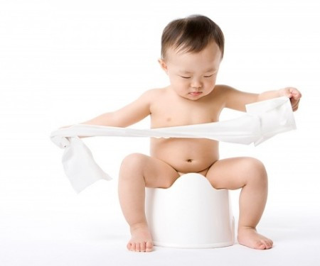 Cho con dưới 1 tuổi hoặc bị bệnh ăn sữa chua. Đặc biệt là khi trẻ bị tiêu chảy hoặc các triệu chứng bệnh đường ruột khác. Trẻ dưới 1 tuổi không nên ăn sữa chua, bởi trong giai đoạn phôi thai, hệ thống tiêu hóa phát triển chưa hoàn thiện, hàng rào niêm mạc dạ dày không phải là hoàn hảo, acid dạ dày và pepsin hoạt động là thấp, vì vậy không thể tiêu hóa sữa chua.