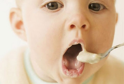 Sữa chua ăn lúc nào cũng được, ăn càng nhiều càng tốt. Nhiều phụ huynh tin rằng, sữa chua là ‘thần dược’ cho hệ tiêu hóa nên ‘thả cửa’ cho trẻ ăn bất kể khi nào chúng muốn. Sự thật, đây là quan niệm hoàn toàn sai lầm. Nếu cho trẻ ăn quá nhiều sẽ ảnh hưởng đến sự bài tiết của các dung môi trong dạ dày, làm giảm sự thèm ăn và lạnh bụng.