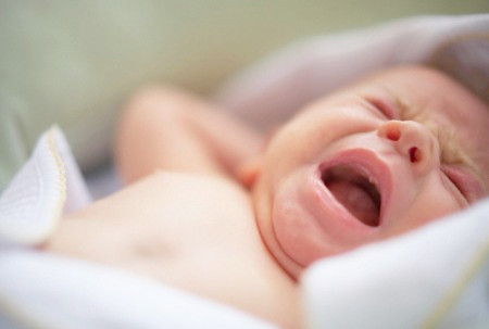 Trẻ hay quấy khóc, ngủ không yên giấc, hay giật mình, ra nhiều mồ hôi khi ngủ.