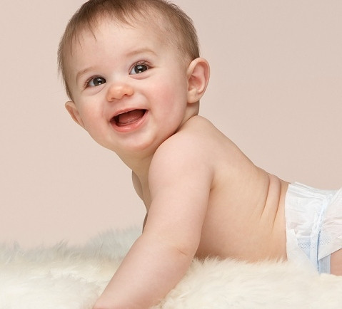Chậm phát triển vận động: chậm biết lẫy, biết bò, đi, đứng…