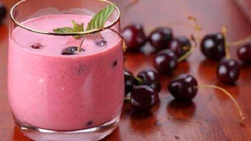 Sinh tố quả anh đào. Uống sinh tố hoặc ăn quả anh đào thường xuyên sẽ bổ sung thêm nhiều yếu tố cần thiết cho cơ thể, thúc đẩy việc tái tạo hồng cầu, có tác dụng phòng chống và điều trị bệnh thiếu máu do thiếu sắt. Từ đó, làm đẹp ngực từ bên trong, giúp ngực đầy đặn, nảy nở, không còn nếp nhăn. Da ngực trắng hồng, không bị nhăn.