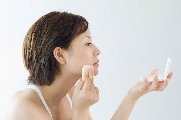 Đánh phấn nền trực tiếp lên khuôn mặt. Một sai lầm phố biến khác của phụ nữ trong việc sử dụng phấn nền là đánh trực tiếp nó lên khuôn mặt. Điều này đã biến phấn nền trở thành tác nhân xấu khiến khuôn mặt của bạn trở nên giả tạo sau khi trang điểm xong.