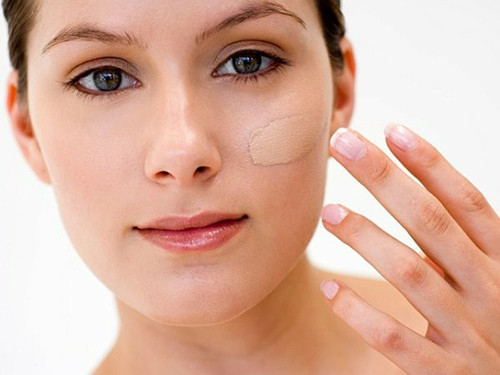 Dùng trái màu với kem che khuyết điểm. Nếu bạn chọn kem che khuyết điểm và phấn nền là hai gam màu khác hoặc hai gam màu trái ngược nhau thì chính bạn đang “tố cáo” những hạn chế trên khuôn mặt mình. Để che những khuyết điểm như mụn trứng cá, tàn nhang, nếp nhăn, chấm đồi mồi, bạn cần nhớ phải chọn kem che khuyết điểm đồng màu với phấn nền. Phải làm sao cho hai gam màu này hòa quyện với nhau một cách tự nhiên nhất. Dùng cùng một cọ trang điểm thoa cả hai loại này lên da.