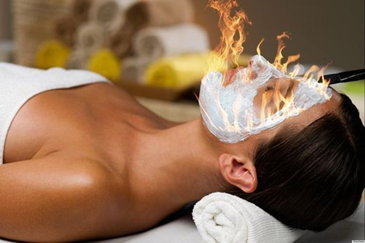 Đốt lửa làm đẹp. Đốt lửa massage mặt là cách mà các chuyên gia trị liệu tại các thẩm mỹ viện tại Trung Quốc đang sử dụng để kích thích sự tái tạo tế bào và làm trẻ hóa làn da. Các nhân viên trong thẩm mỹ viện sẽ bôi một dung dịch gọi là “thần dược” lên làn da sau đó dùng một chiếc khăn đã tẩm cồn, đốt lửa lên khu vực đang được chăm sóc đó. Massage mặt bằng lửa có tên gọi là Huǒ líao, người Trung Quốc còn khẳng định phương pháp trị liệu này có thể chữa khỏi chứng đau mỏi, giảm béo...