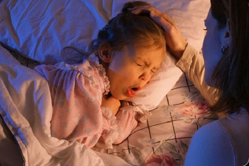 Nguyên nhân tiếp theo có thể do bệnh lý. Nếu bé đang ốm, mệt mỏi thì sẽ gây ra chứng biếng ăn, tình trạng này kéo dài, bé sẽ bị nhẹ cân (đặc biệt với nhóm trẻ thường xuyên bị tiêu chảy kéo dài thì rất khó tăng cân). Hoặc do trẻ hay bị nôn ói, vừa ăn vào thức ăn đã bị ói ra, cơ thể chưa kịp hấp thụ các chất dinh dưỡng, gây ra tình trạng nhẹ cân.