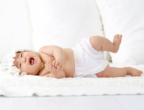 Đặt bé ngủ ở bất kỳ nơi nào có thể. Nhiều nhà khoa học khẳng định: việc trẻ phải ngủ trong tình trạng chuyển động - ngủ trong xe đẩy hoặc xe hơi - khiến giấc ngủ không sâu, khó phục hồi giấc ngủ hơn do sự kích thích chuyển động. Do vậy, để bé ngủ sâu và đẫy giấc, không khóc quấy giữa các giấc thì cha mẹ nên đặt bé ngủ ở một nơ quen thuộc với ánh sáng dịu nhẹ, yên tĩnh.