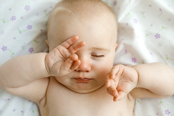 Bật đèn sáng khi bé ngủ. Đối với trẻ em và trẻ sơ sinh, ánh sáng mạnh sẽ làm suy yếu thị lực và làm tê liệt sự phát triển thị giác của trẻ sơ sinh. Chính vì thế mà khi các bé đang ngủ, cha mẹ không nên bật đèn, trừ những trường hợp thật cần thiết.